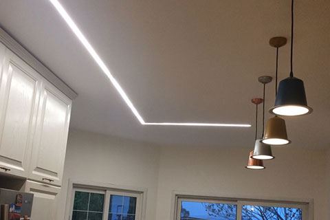 5 פתרונות לתאורה במטבח שישדרגו את חוויית הבישול