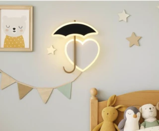 מנורת קיר לחדר ילדים מטרייה ולב