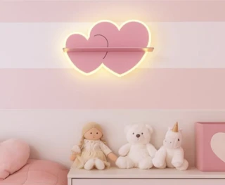 מנורת קיר לחדר ילדים לבבות עם מדף