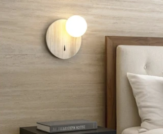 מנורת קיר לצידי המיטה בשילוב עץ