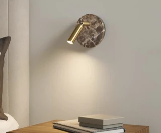 מנורת קריאה יחיד לצידי המיטה