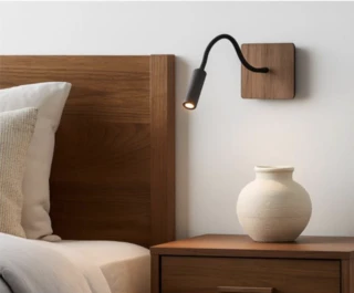 מנורת קיר קריאה עיצוב עץ כהה/בהיר