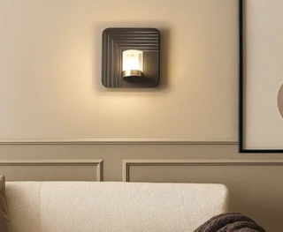 מנורת קיר לחדר שינה לצידי המיטה שחור/זהב