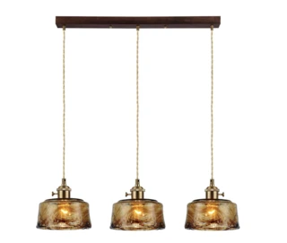 מנורת תלייה שלישייה מעל האי קוניאק